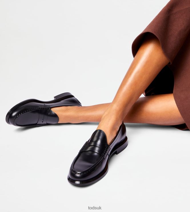 Tod's Women Loafers in Leather 602L8438 Black
